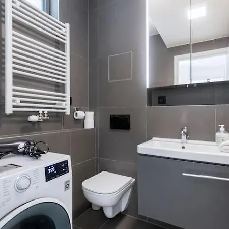 Spacious Top Floor Flat, Air Conditioning, Free Parking, 200Mb Wifi Prague Exterior photo