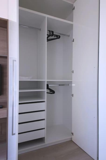 Spacious Floor Flat, Air Conditioning, Free Parking, 200mb Wifi Prag