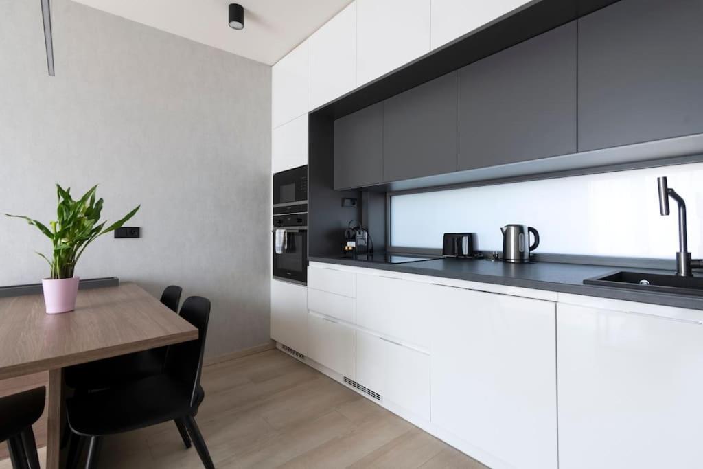 Apartment Spacious Floor Flat, Air Conditioning, Free Parking, 200mb Wifi *