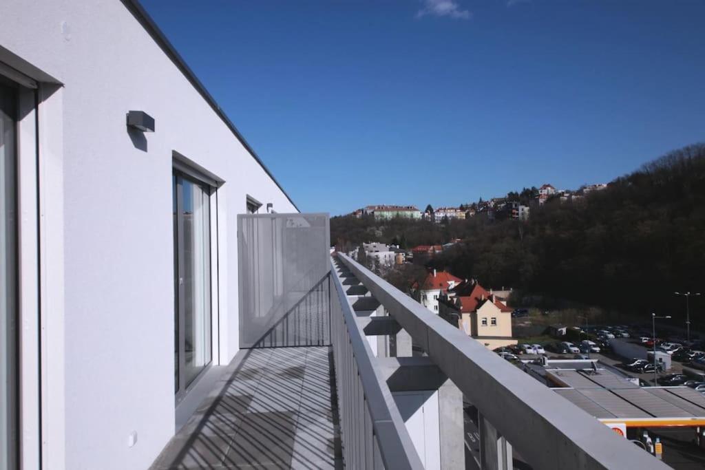 Spacious Floor Flat, Air Conditioning, Free Parking, 200mb Wifi Prag