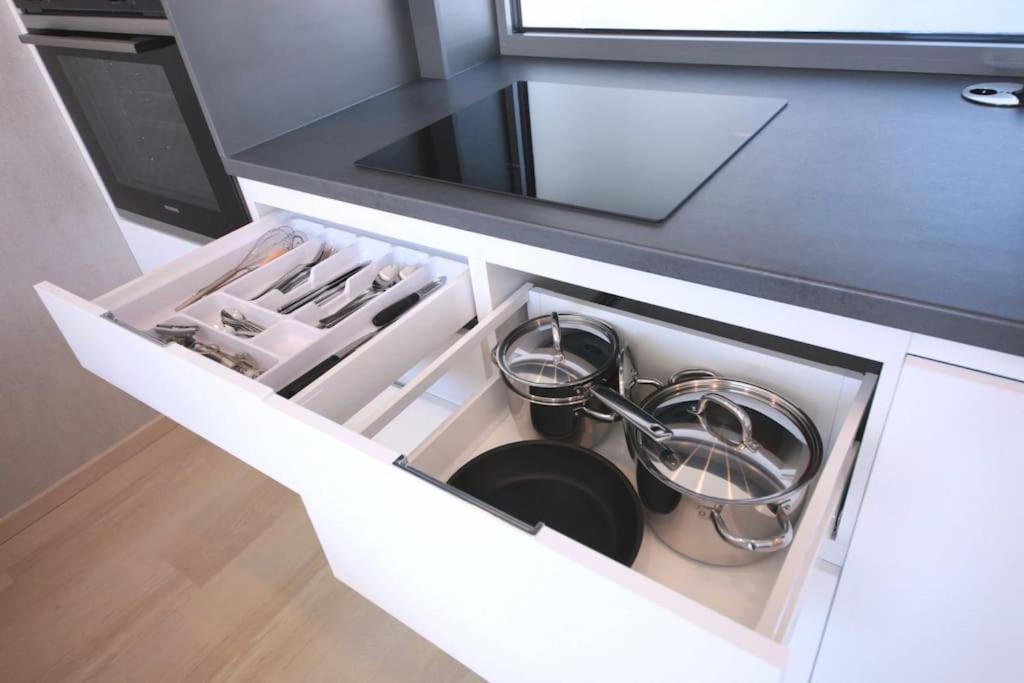 Spacious Floor Flat, Air Conditioning, Free Parking, 200mb Wifi Prag