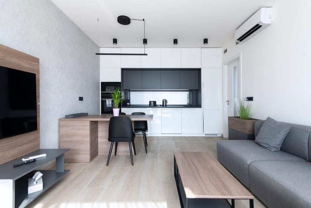 Spacious Floor Flat, Air Conditioning, Free Parking, 200mb Wifi Apartment