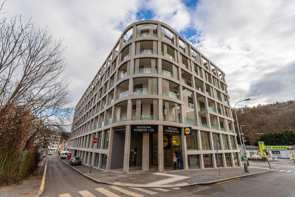 Spacious Floor Flat, Air Conditioning, Free Parking, 200mb Wifi Apartment