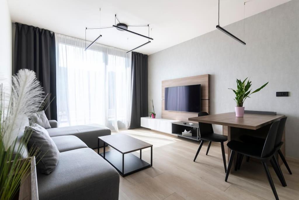 Spacious Floor Flat, Air Conditioning, Free Parking, 200mb Wifi Apartment *