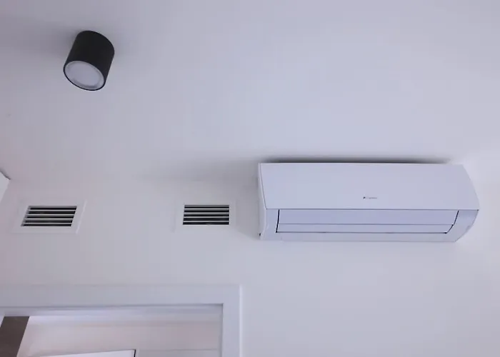 Spacious Top Floor Flat, Air Conditioning, Free Parking, 200Mb Wifi