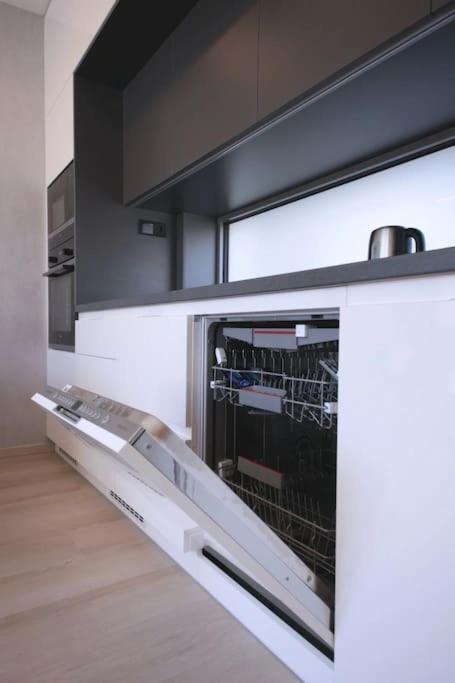 Spacious Floor Flat, Air Conditioning, Free Parking, 200mb Wifi Appartement *
