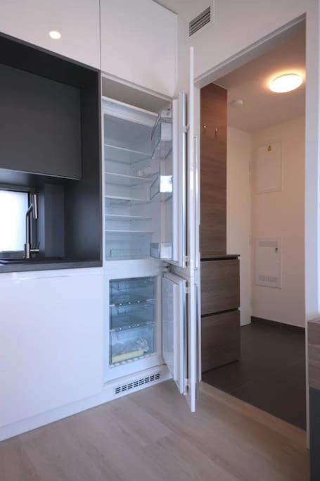 Spacious Floor Flat, Air Conditioning, Free Parking, 200mb Wifi * Praag