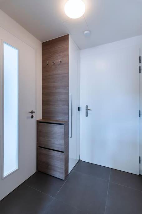 Spacious Floor Flat, Air Conditioning, Free Parking, 200mb Wifi Appartement *